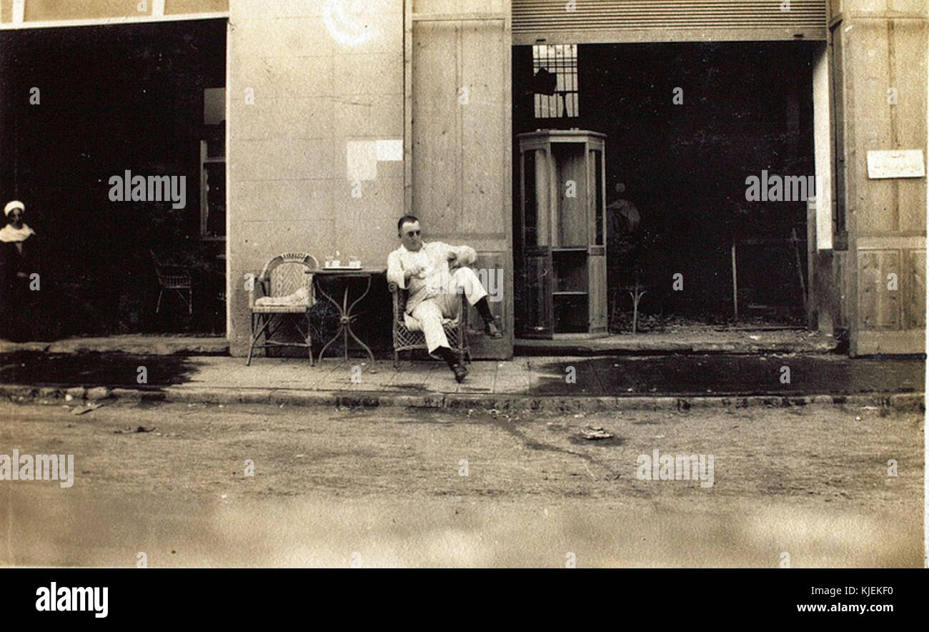 Assuit F.O. Lundon prendendo il caffè Foto Stock