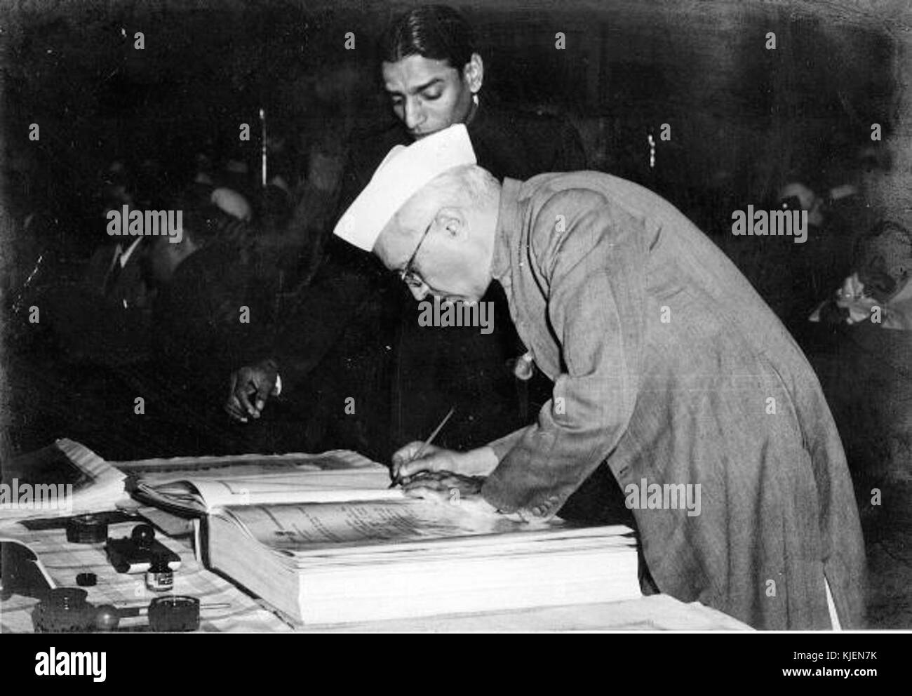 Jawaharlal Nehru firma la Costituzione indiana Foto Stock