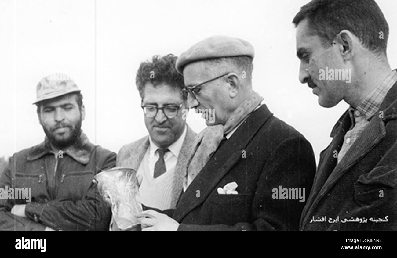 Questa voce si riferisce al lavoro di Abbas Zaryab, un rinomato studioso, e Iraj Afshar, concentrandosi sulla ricerca storica e culturale. Il loro lavoro combinato ha contribuito in modo significativo alla conservazione e alla comprensione della storia e della cultura persiana. Foto Stock