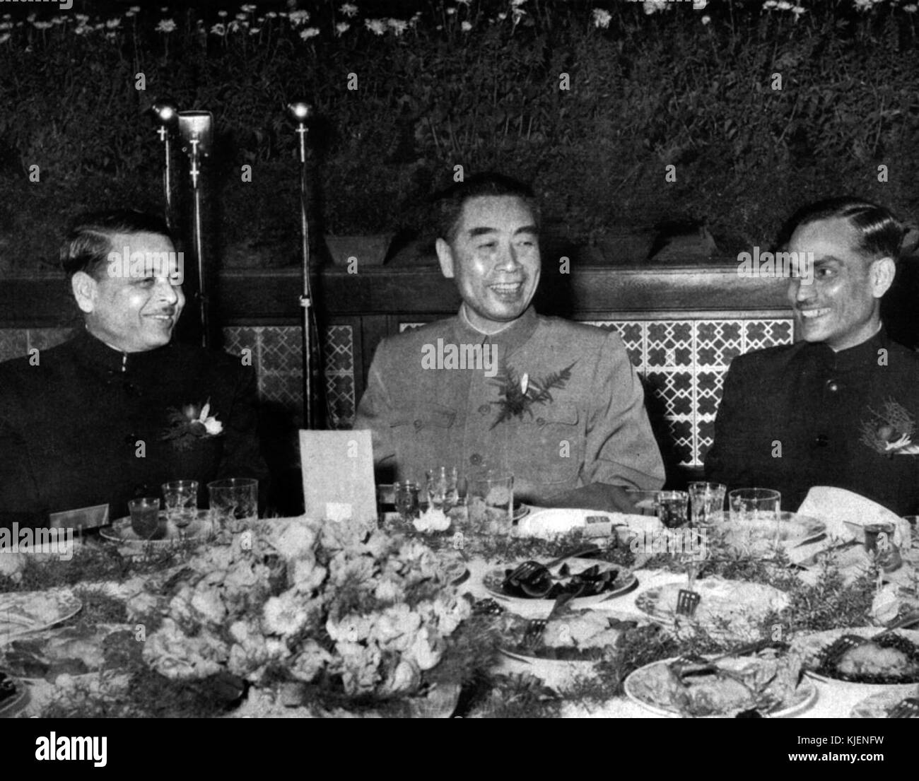 L'evento segna l'arrivo del primo Ministro nepalese, con il saluto di funzionari e dignitari. La cerimonia di benvenuto riflette le relazioni diplomatiche e la cooperazione internazionale. Foto Stock