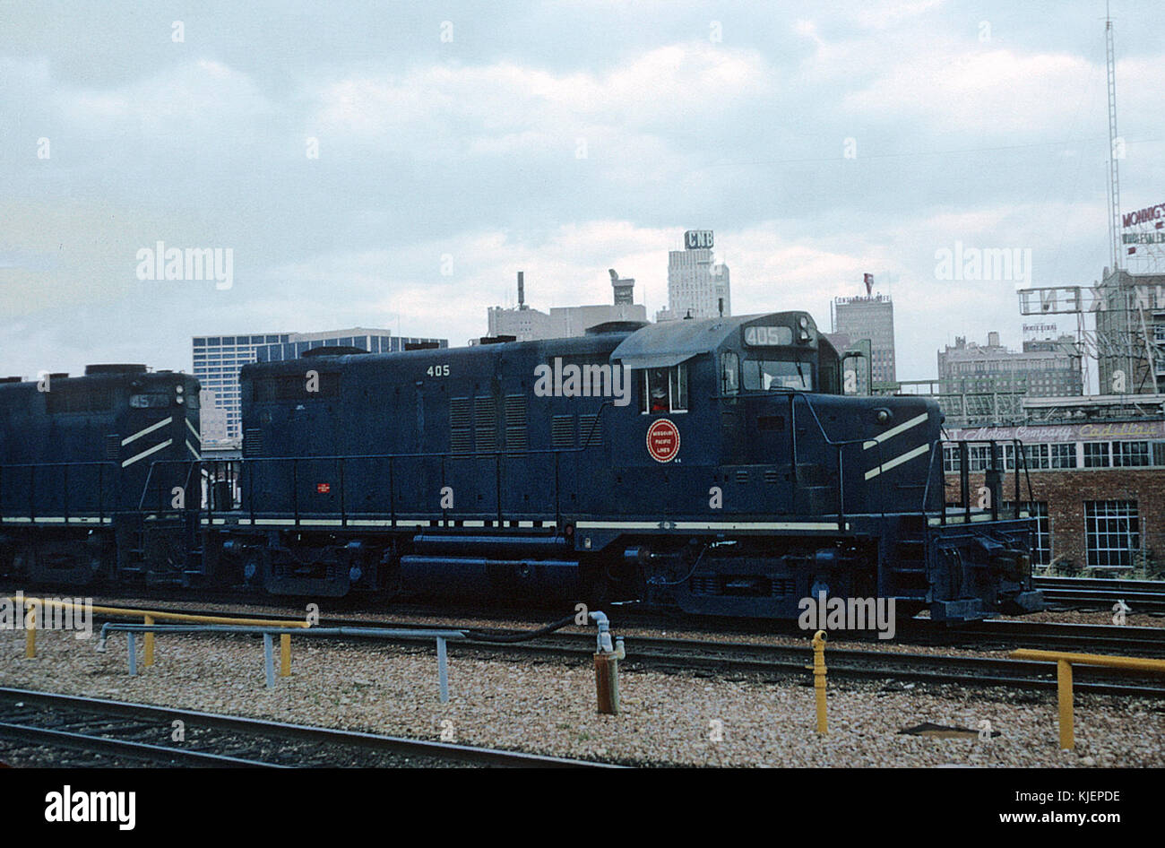 Questa fotografia cattura la locomotiva TP 405 GP20 presso la stazione Texas and Pacific (T&P) di Fort Worth, Texas, il 25 marzo 1967, illustrando la potenza e il design dei treni della metà del XX secolo. Foto Stock