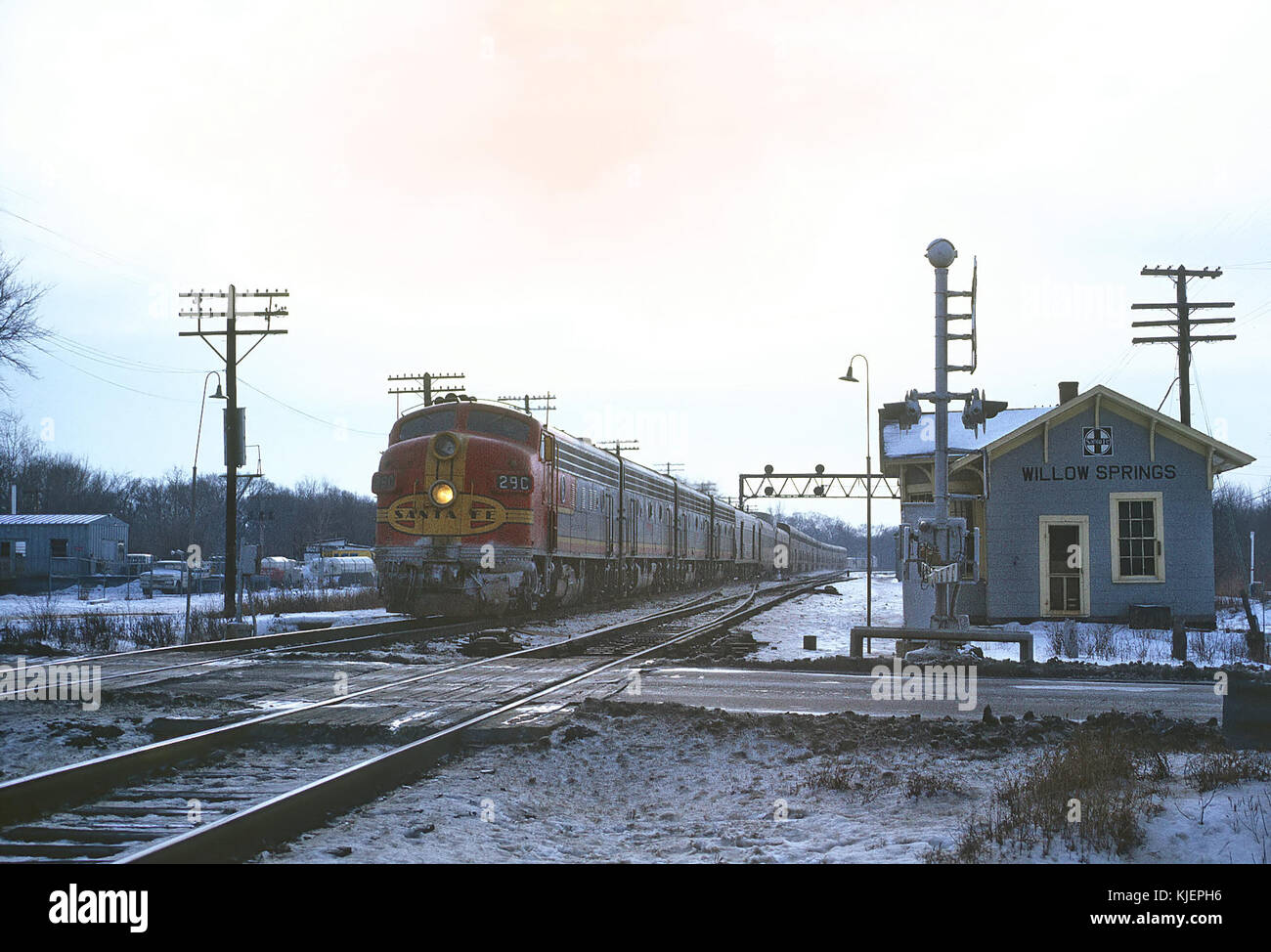 AT&SF 29C (F3A) con il treno 18, El Capitan (erroneamente in esecuzione come seconda 18) non combinato con Super Chief guidato da F7 29C a Willow Springs, il il 2 gennaio 1967 (22322863756) Foto Stock