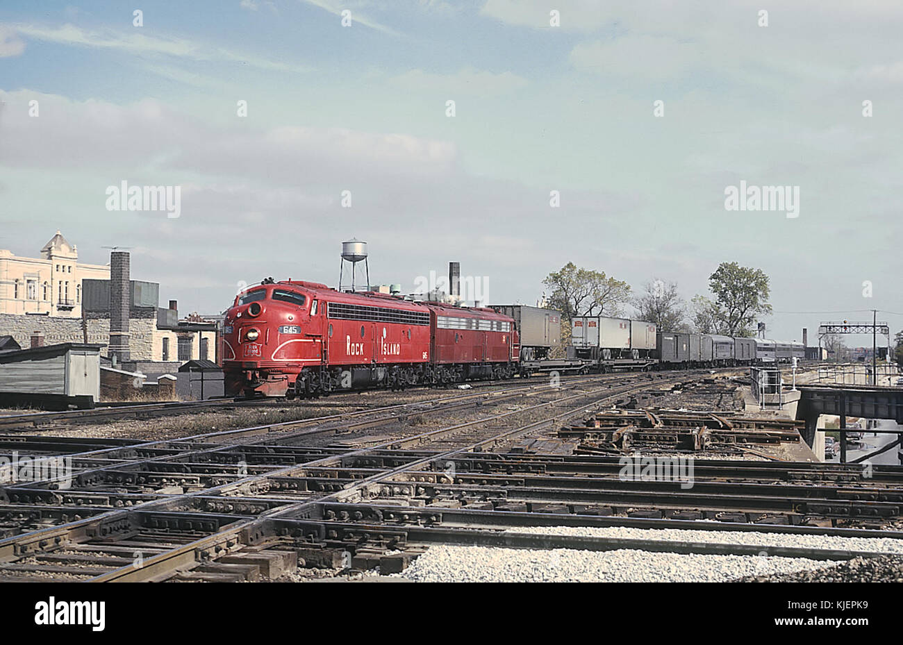 CRIP 645 (E8A) Treno 7, l'avvicinamento Cornhusker Joliet Union Station durante il primo o il secondo giorno di funzionamento su ottobre 16, 1966 (22395319335) Foto Stock