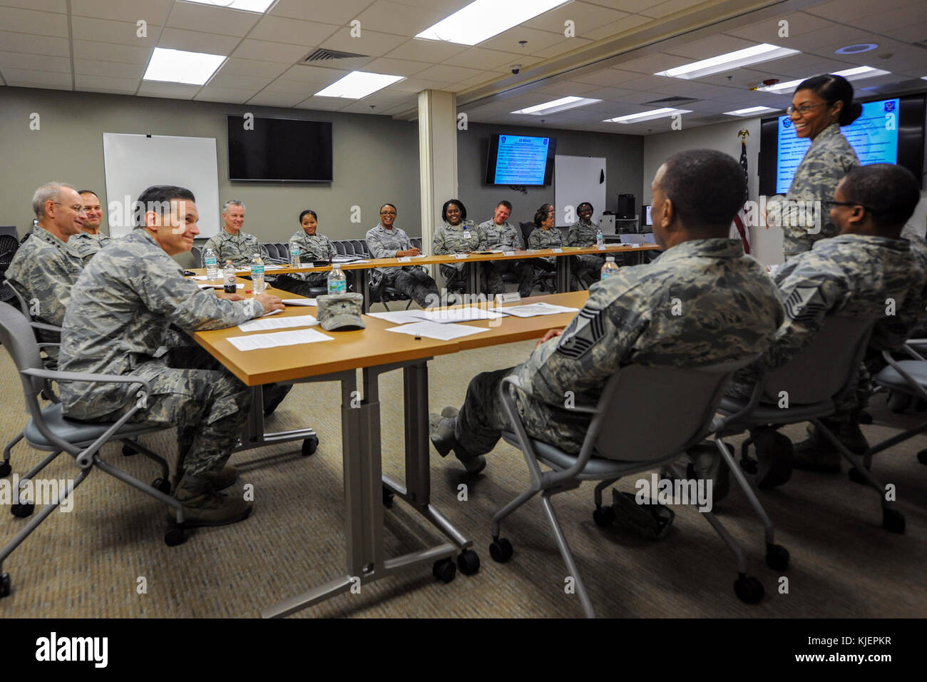 Lt. Col. Stephenie Williams, 23d appoggio medico comandante dello squadrone, mutandine Brig. Gen. Sean Murphy, Air Combat Command Chirurgo generale (ACC/SG) e il tenente Gen. Mark Ediger, chirurgo generale della Air Force (AF/SG) Nov.14, 2017, a Moody Air Force Base, Ga. L'AF/SG e ACC/SG visitato Moody per ottenere una migliore comprensione del 23d Medical Mission del Gruppo. (U.S. Air Force foto di Airman Eugene Oliver) Foto Stock