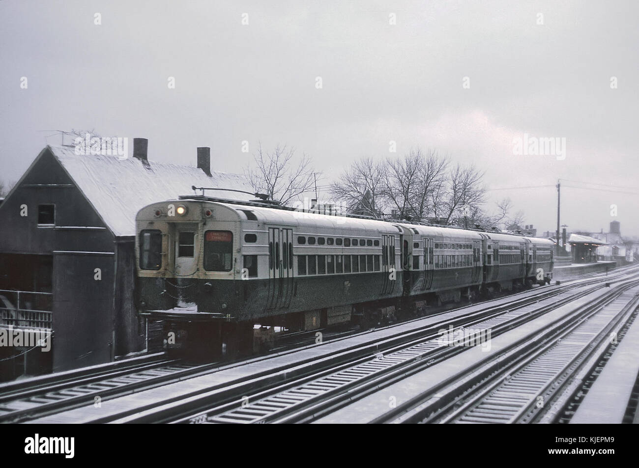 CTA Evanston Express vicino stazione di Wellington, Chicago, in febbraio, 1968 (22421356395) Foto Stock