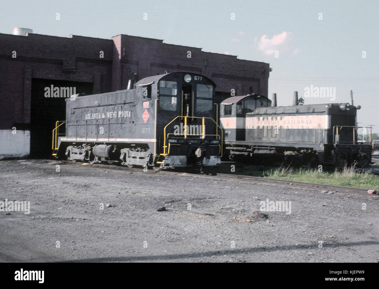 Atlanta e a West Point 667, un Baldwin, e Georgia RR SW7 in GA RR cantieri di Atlanta, GA on April 14, 1963 (21824286233) Foto Stock