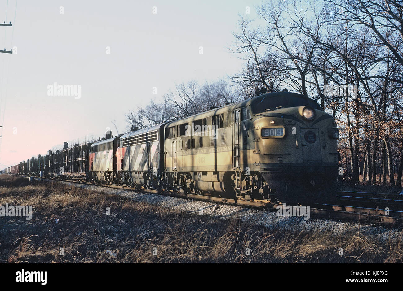 Il Grand Trunk Western 9013, una locomotiva F3A, catturata il 26 novembre 1965, viaggiando ad est di Griffith, Indiana, segnando un momento nella storia delle ferrovie della metà del XX secolo. Foto Stock