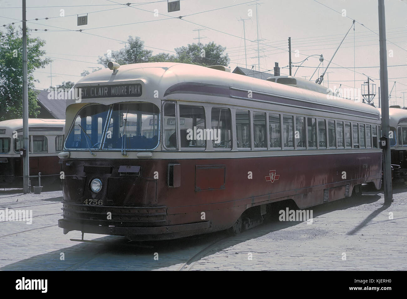 TTC 4756 (PCC) a ST. CLAIR MOORE PARK auto a St. Clair Div. a Toronto, ONT Luglio 2, 1966 (22607175282) Foto Stock