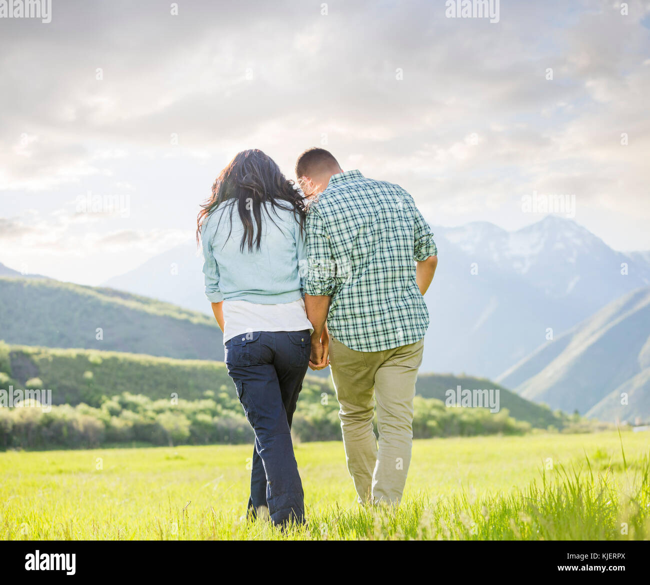 Giovane holding hands camminare vicino a monte Foto Stock