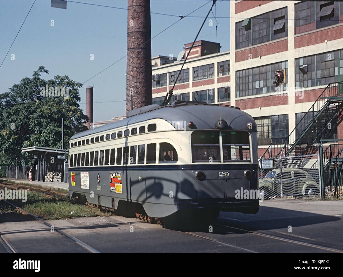NJPSCT 29 (PCC) attraversando Parco St. Station di Newark City metropolitana, Newark, NJ il 3 settembre 1965 (22102722964) Foto Stock