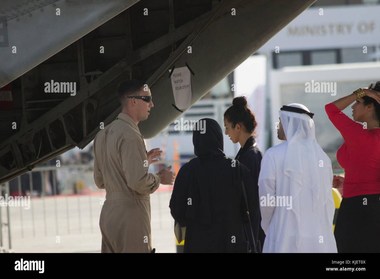 DUBAI WORLD CENTRAL AEROPORTO, EMIRATI ARABI UNITI - Un patrono airshow tours un CH-53E Super Stallion durante una visualizzazione statica al salone aeronautico di Dubai, nov. 14, 2017. CH-53E è il Marine Corps' pesante primario-lift elicottero e supporta il Marine Air-Ground Task Force commander fornendo supporto di assalto il trasporto di attrezzature pesanti, per lottare contro le truppe e i materiali di consumo, di giorno o di notte in tutte le condizioni meteorologiche durante expeditionary o comuni o di operazioni combinate. Airshow di Dubai è il premier aviazione e industria dell'aria evento nel Golfo/regione del Medio Oriente e militare degli Stati Uniti rafforza la partecipazione mi Foto Stock