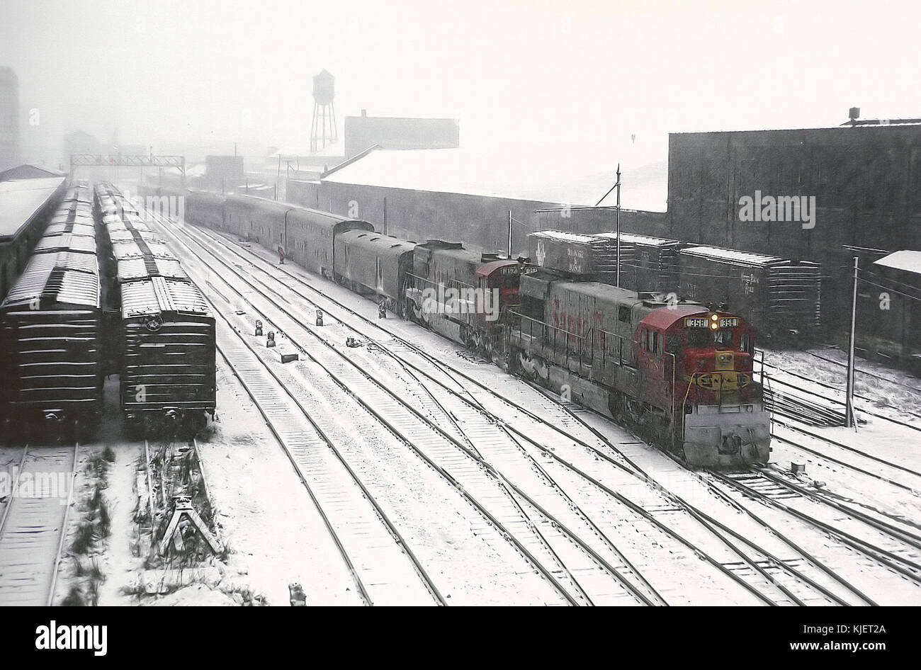 ATSF U28CG 356 con treno 16, il Texas Chief tirando nella stazione di Dearborn, Chicago, Illinois. Hote 3 Hi sedia di livello su vetture Februry 2, 1968 (22535985830) Foto Stock