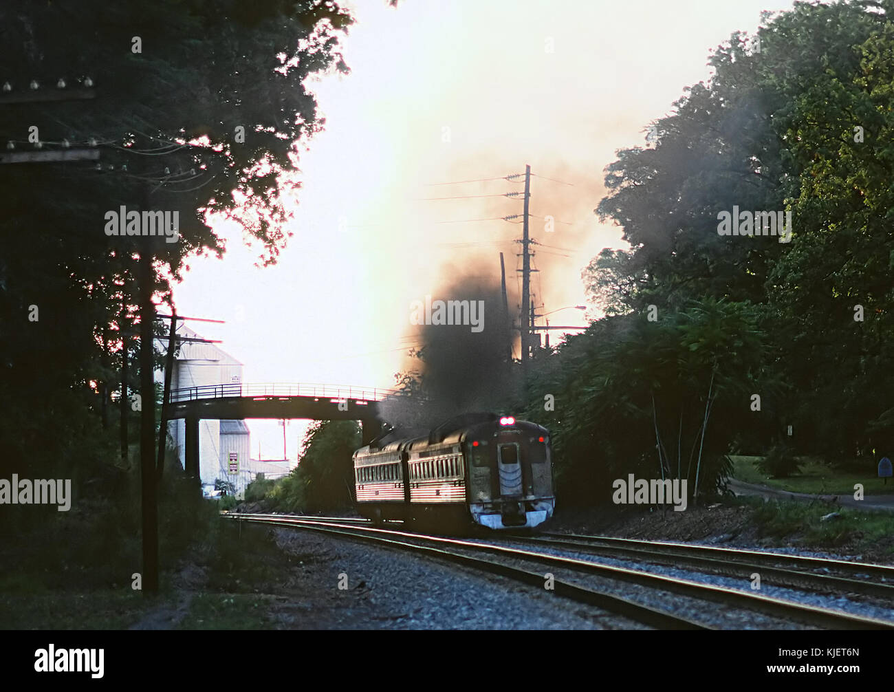 Fotografia di un treno MARC (Maryland area Regional Commuter) alla stazione di Gaithersburg nel Maryland, scattata il 14 agosto 1987, raffigurante le infrastrutture di trasporto ferroviario regionale. Foto Stock