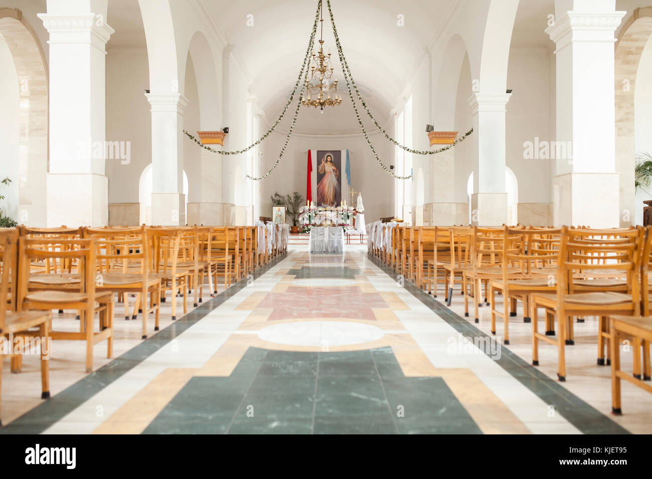 Distante alter in chiesa Foto Stock