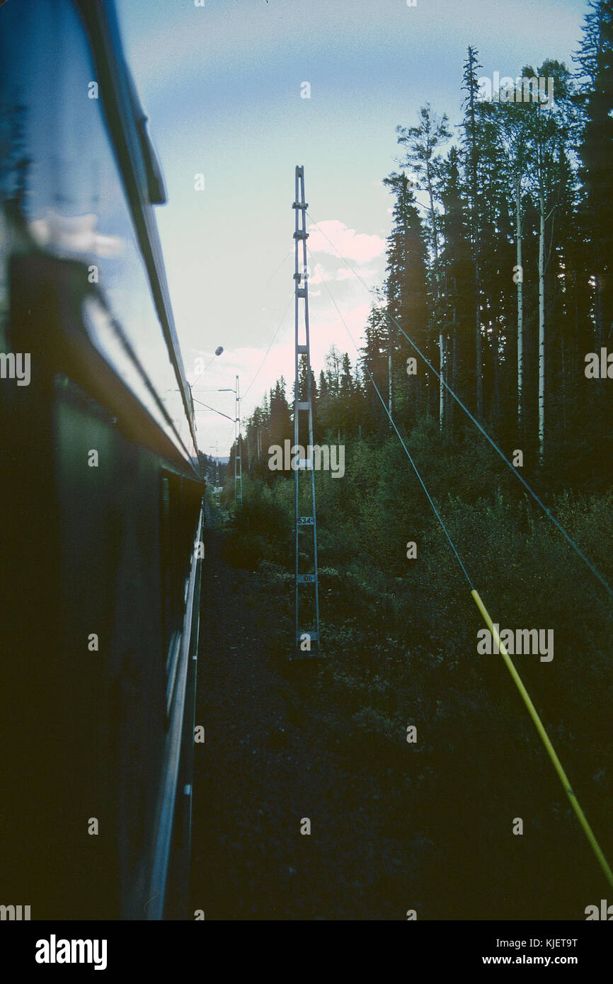 Il BCRail BC 31 Tacheeda, un treno che viaggia nella Columbia Britannica, Canada, durante un'escursione della West Coast Railway il 14 settembre 1987. Questa escursione mette in evidenza il significato storico del viaggio ferroviario nella regione. Foto Stock