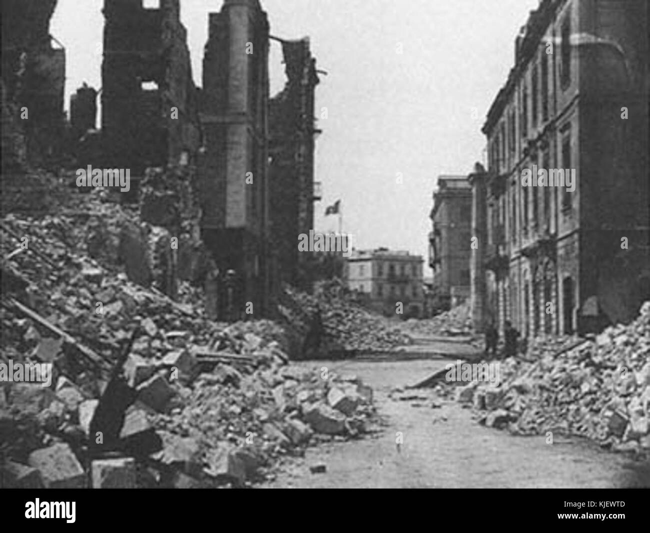 Una rappresentazione del bombardamento britannico di Alessandria nel 1882, un evento chiave nella guerra anglo-egiziana. Il bombardamento fu una risposta militare ai disordini politici e fu un momento cruciale nel conflitto. Foto Stock