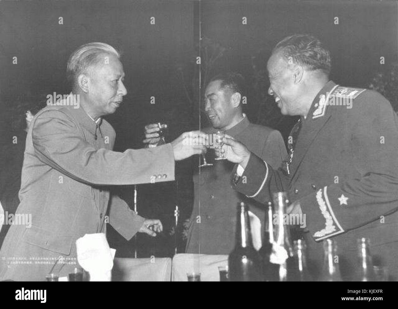 Questa immagine fa riferimento a un momento della storia cinese in cui Liu Shaoqi si è congratulato con Zhu De dopo una cerimonia in cui i ranghi e le medaglie sono stati assegnati a leader e generali militari. Foto Stock