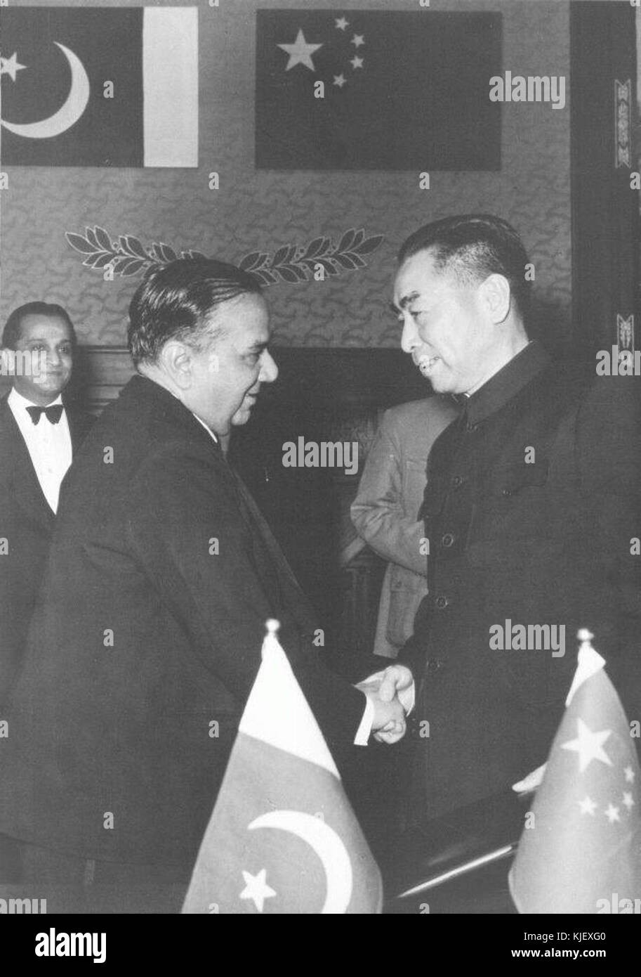 Huseyn shaheed suhrawardy e Zhou Enlai la firma del trattato di amicizia tra la Cina e il Pakistan a Pechino Foto Stock