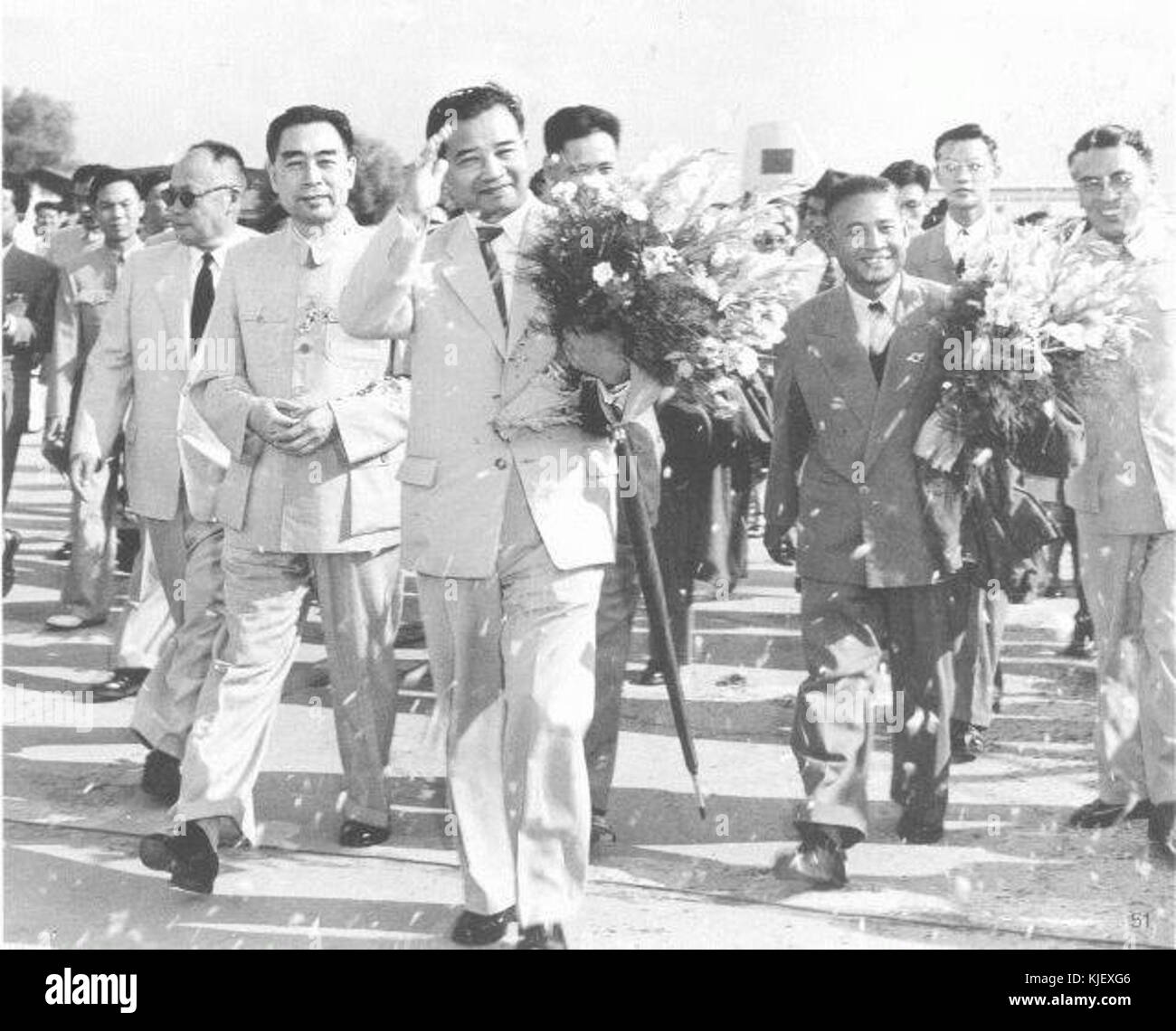 Questa immagine storica raffigura Zhou Enlai, Premier della Repubblica Popolare Cinese, che saluta il principe Souvanna Phouma del Laos a Pechino. Lo scambio diplomatico rappresenta importanti relazioni tra Cina e Laos durante il XX secolo. Foto Stock