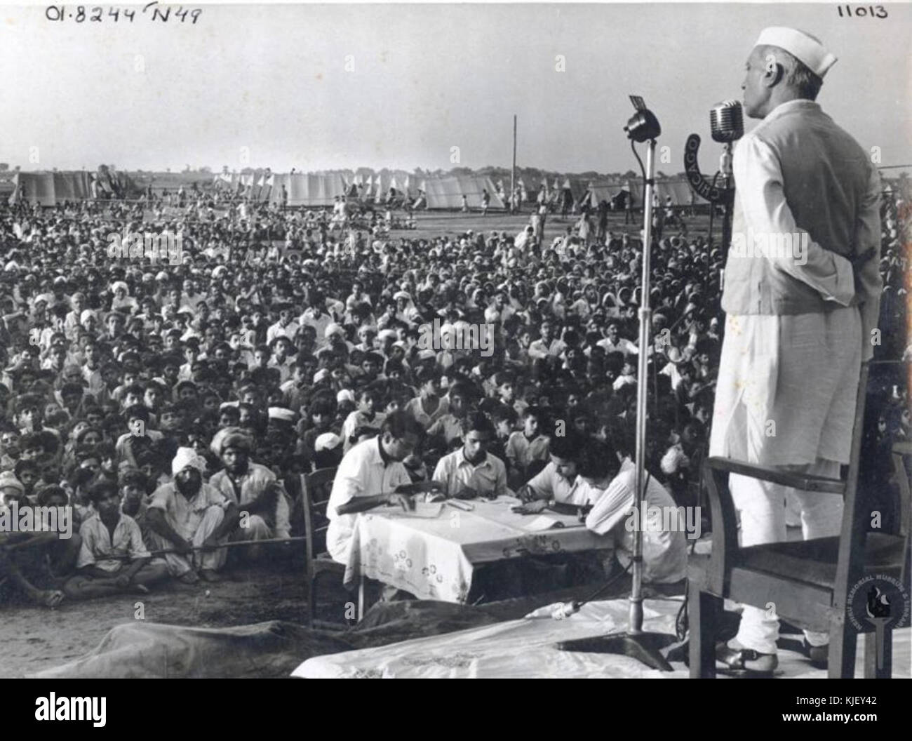 Jawaharlal Nehru a Faridabad Camp per gli sfollati Foto Stock