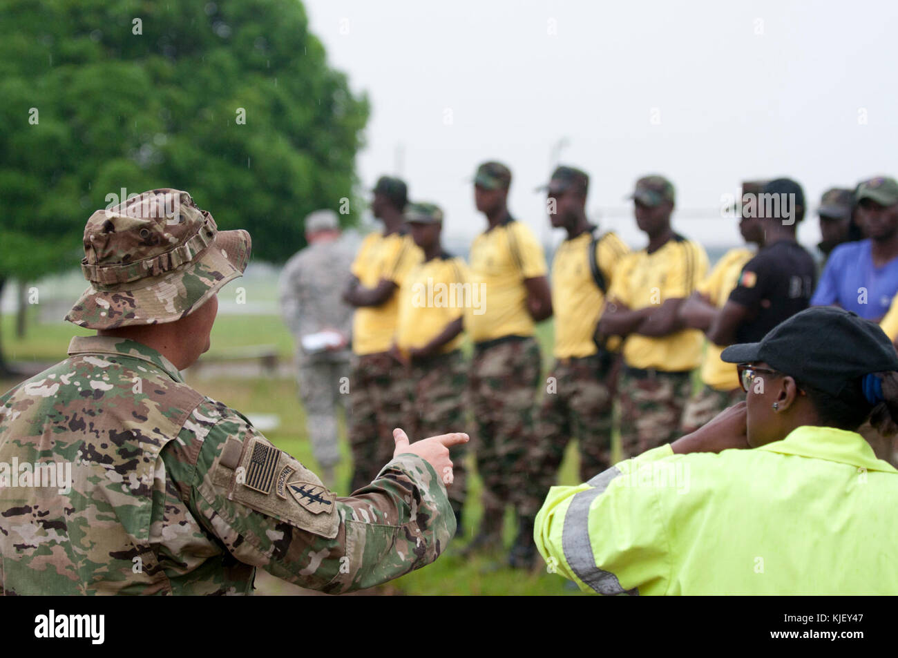 Il personale Sgt. Joshua Crenshaw, a sinistra un'eliminazione degli ordigni esplosivi tecnico dal 764th Ordnance Company (l'eliminazione degli ordigni esplosivi) fuori di Fort Carson, Colo., incarica truppe dal camerunese forze armate su come lavorare con Vehicle-Borne congegni esplosivi improvvisati durante l'esercizio contatore esplosivi improvvisati Device-Defeat Fase I a Douala Camerun, Novembre 15, 2017. La minaccia di IED contatto è rilevante per le truppe camerunesi, che distribuiscono il lago Ciad Bacino di lotta Boko Haram e di altre organizzazioni terroristiche. (U.S. Esercito Foto di Sgt. 1. Classe Alexandra Hays, 79th Theatre Foto Stock