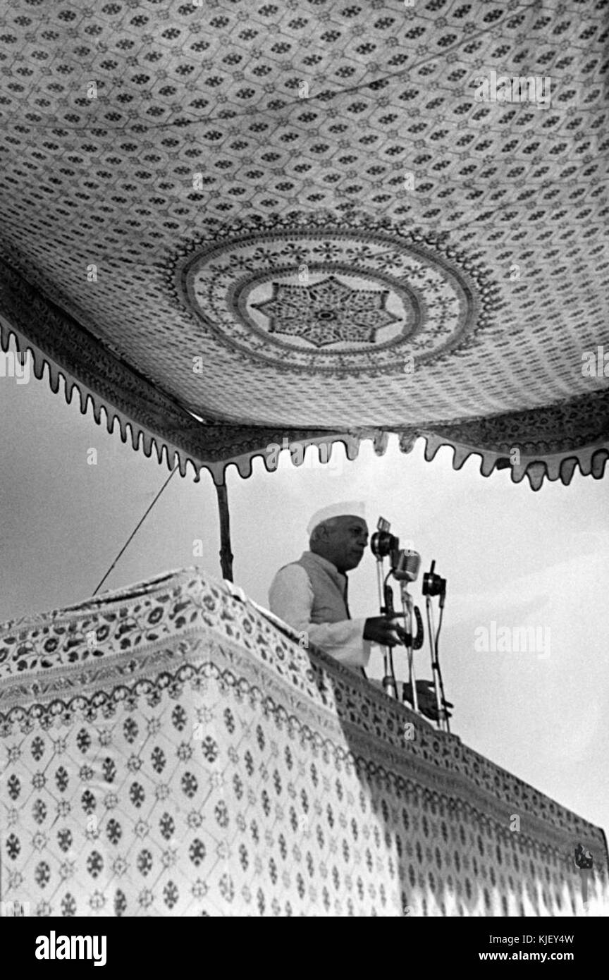 Jawaharlal Nehru rivolgendosi alla cerimonia di inaugurazione del progetto comunitario a Alipur Foto Stock