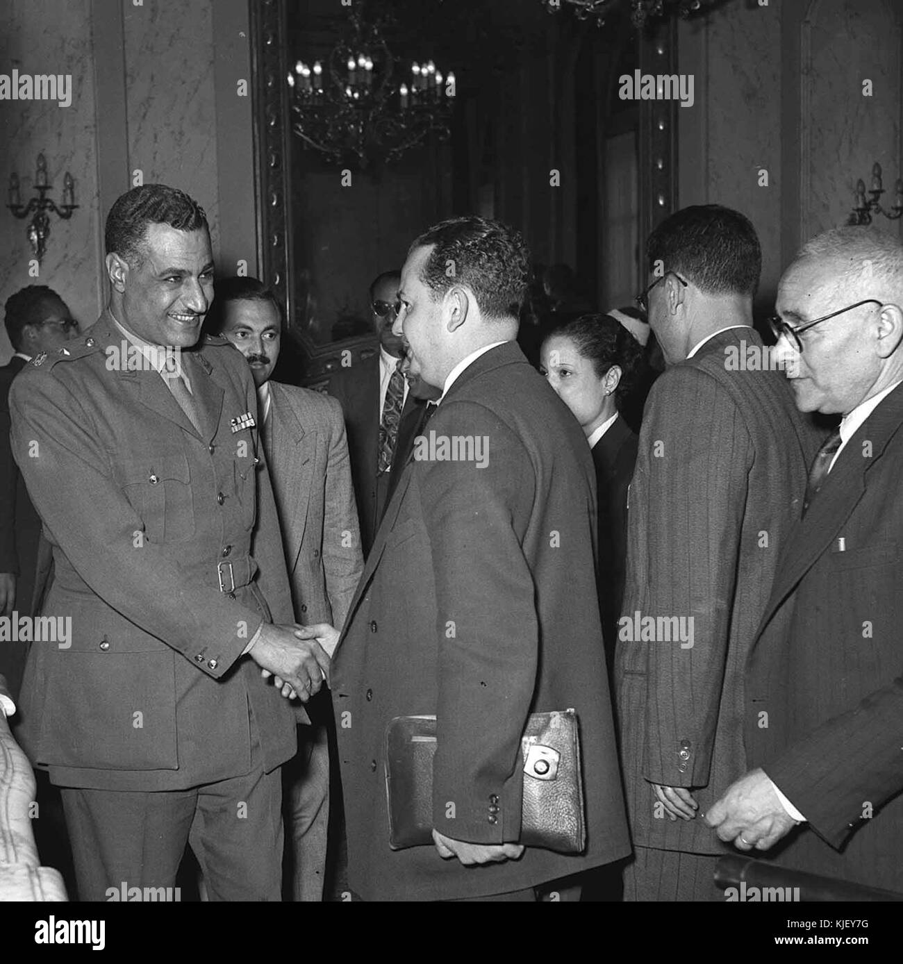 Nasser riceve l'Indiano ambasciatore in Egitto e la sua delegazione di accompagnamento Foto Stock