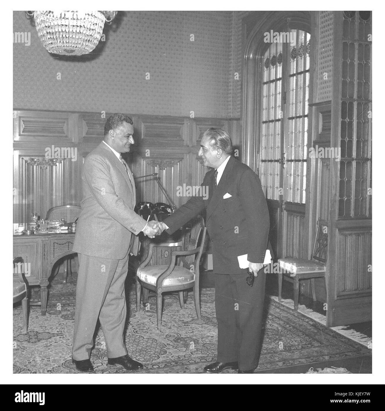 Nasser riceve l'ambasciatore indiano in Cairo Nawab Ali per discutere di questioni internazionali, 1958 (02) Foto Stock