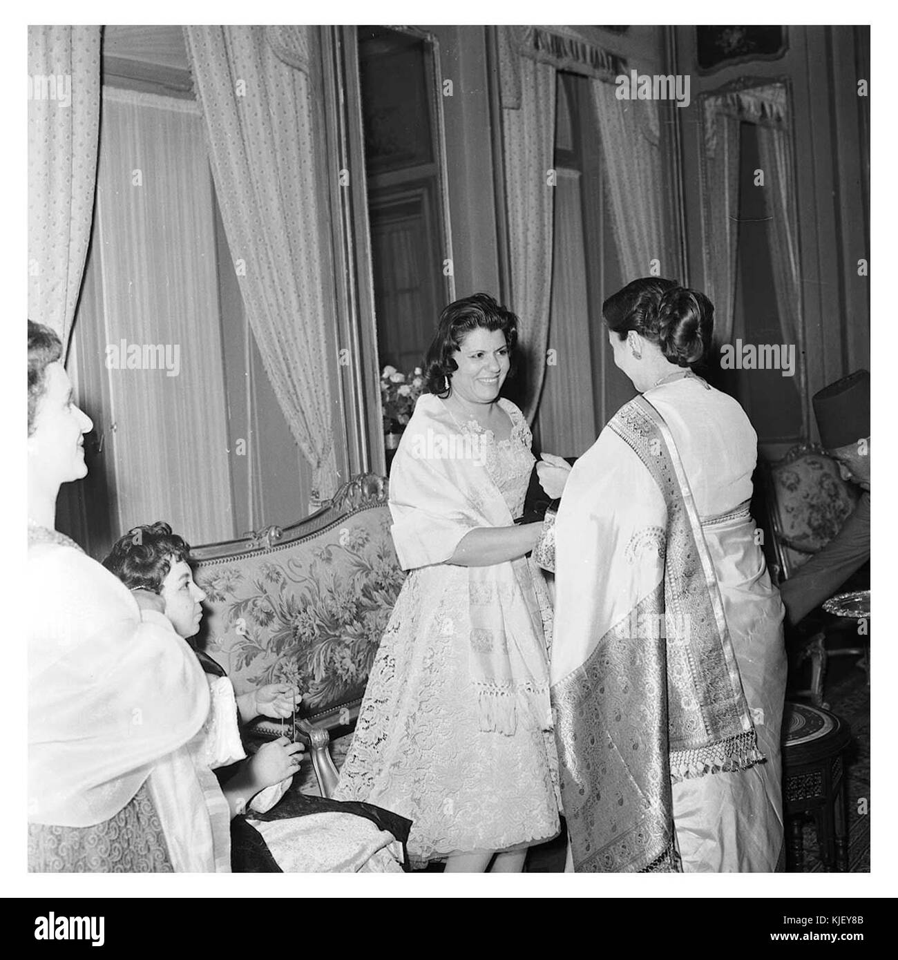 Questo evento, tenutosi al Cairo, segna una cena diplomatica tra il leader egiziano Abdel Nasser e l'ambasciatore indiano Ali Yavar Jung. Riflette le relazioni diplomatiche tra Egitto e India durante la metà del XX secolo. Foto Stock