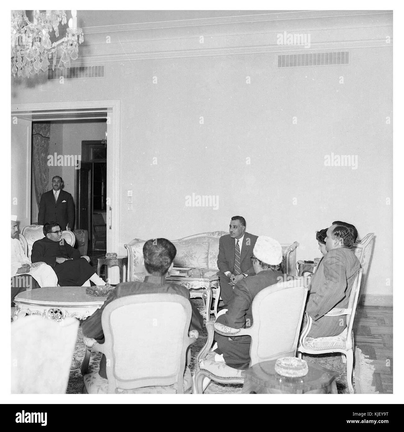 Questa immagine mostra Abdel Nasser, il presidente egiziano, che riceve una delegazione di giornalisti indiani. L'incontro rappresenta le relazioni diplomatiche e la collaborazione tra Egitto e India durante la presidenza di Nasser. Foto Stock