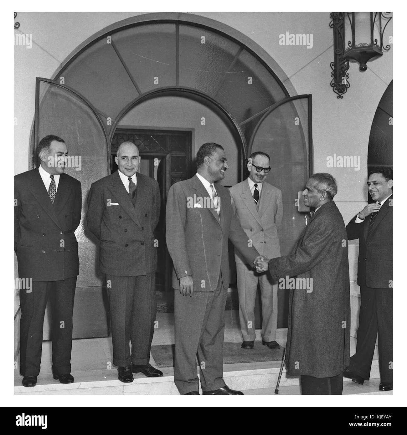Nasser indiano di ricezione il Ministro della Difesa di Krishna Menon e l'ambasciatore indiano Atan Kumar Nehru (09) Foto Stock