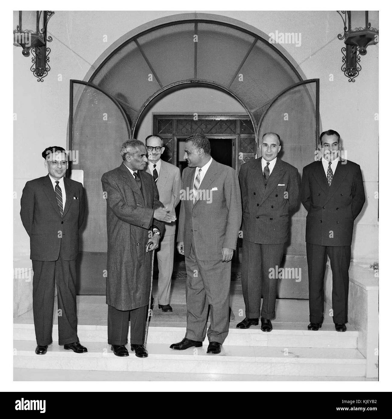Nasser indiano di ricezione il Ministro della Difesa di Krishna Menon e l'ambasciatore indiano Atan Kumar Nehru (07) Foto Stock