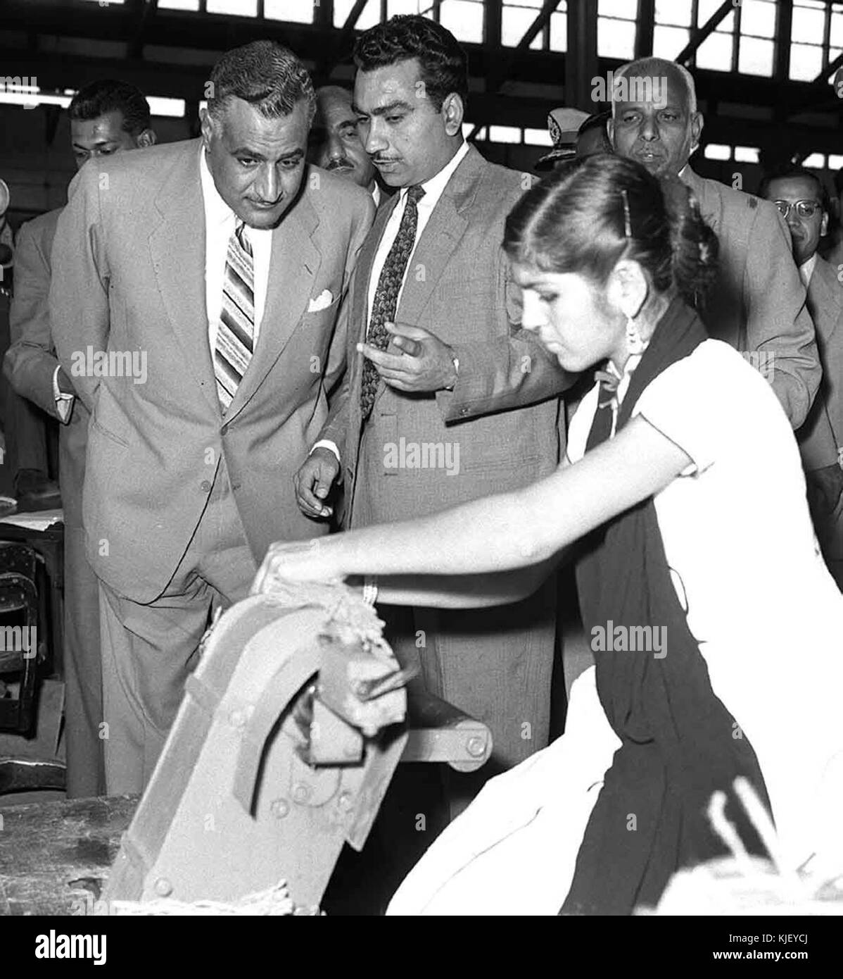 Abdel Nasser, il leader egiziano, viene visto visitare una fabbrica di cavi elettrici in India. Questo evento mette in evidenza le relazioni diplomatiche internazionali e lo sviluppo industriale tra Egitto e India durante la metà del XX secolo. Foto Stock