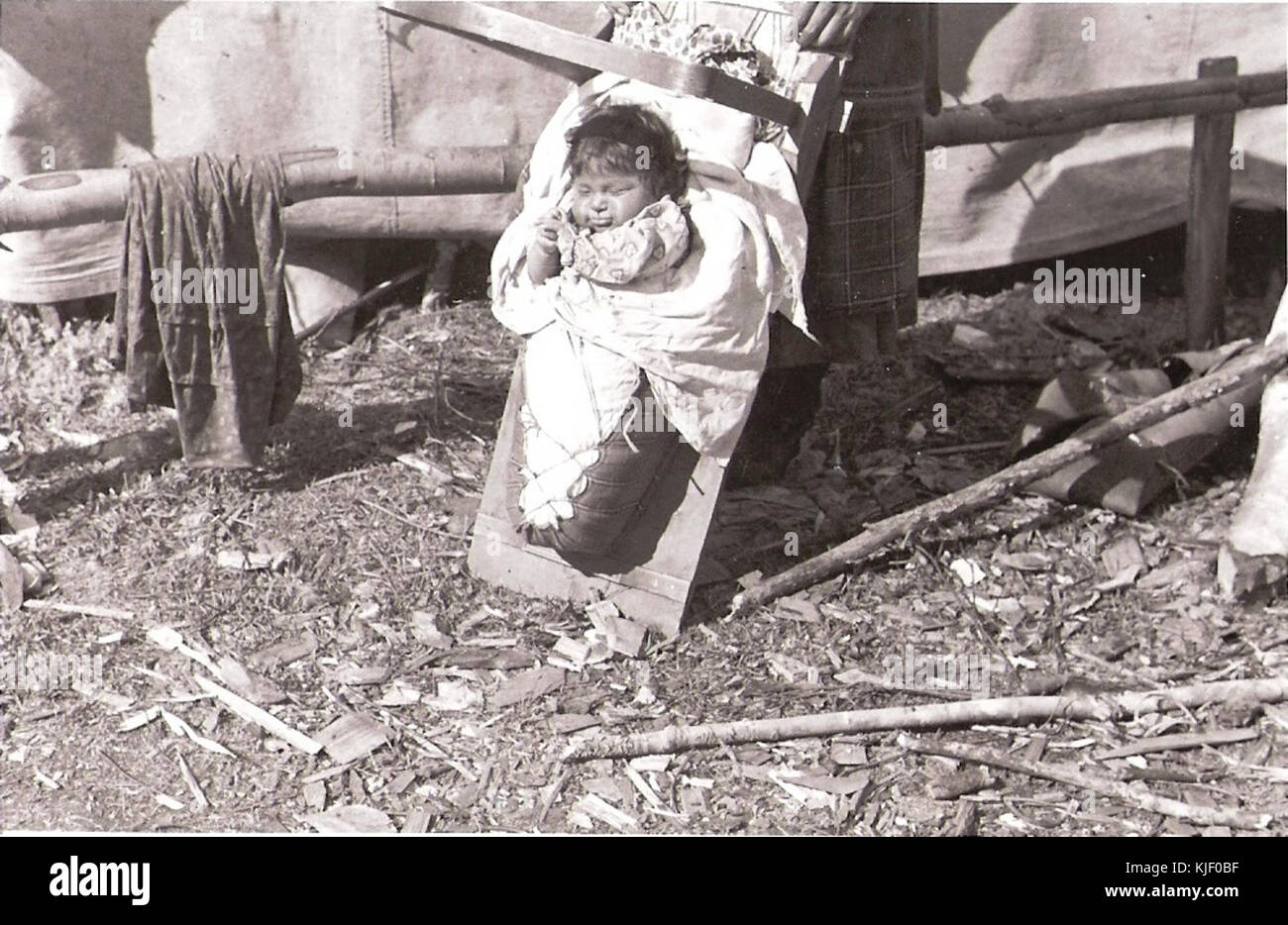 Fiume Attawapiskat 1941 bambino nella culla Tikanagan scheda Foto Stock