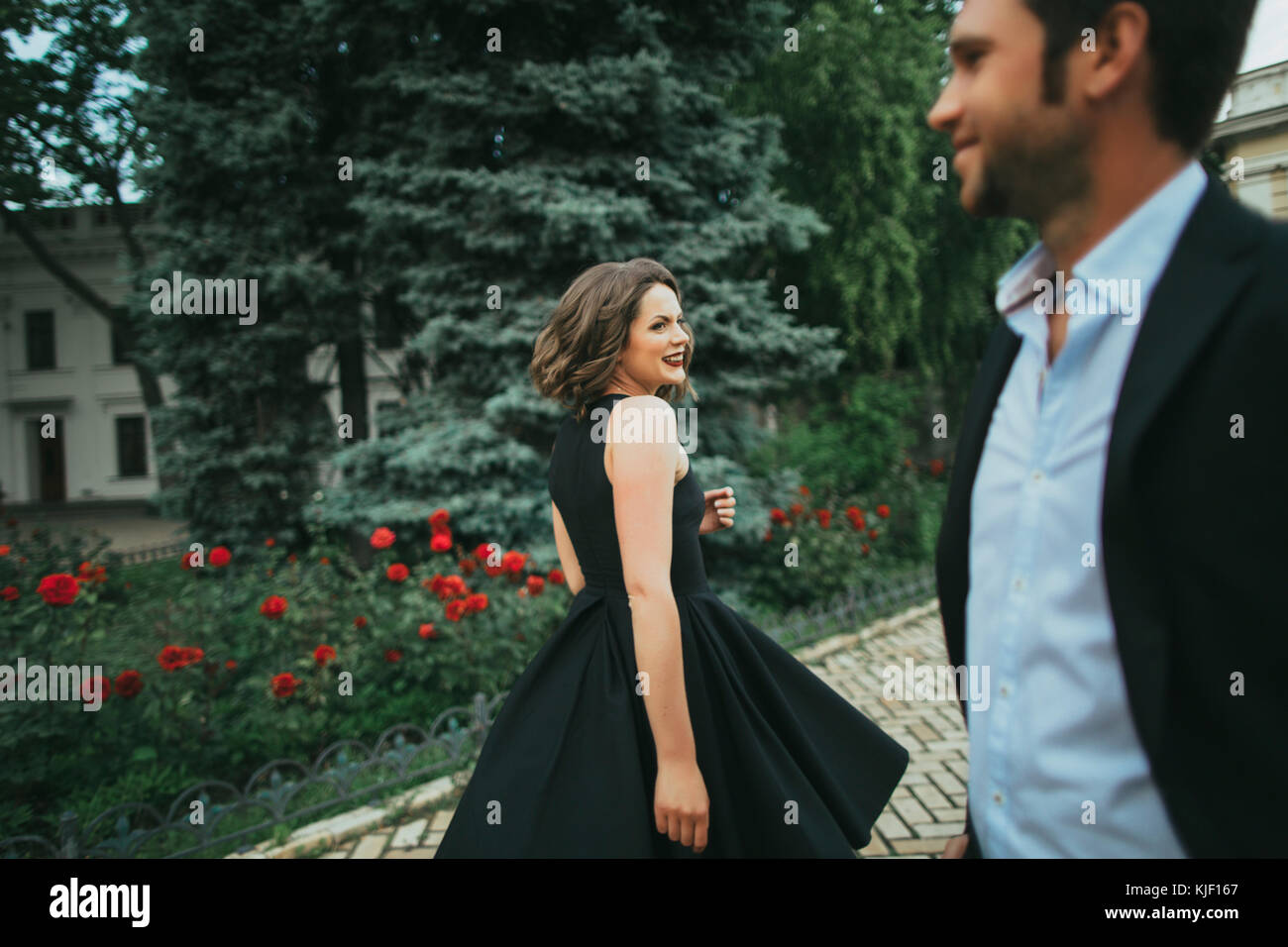 Sorridente donna caucasica guardando l'uomo Foto Stock