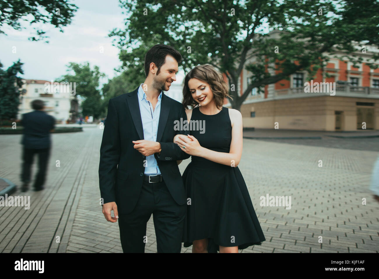 Sorridente coppia caucasica camminando a braccetto Foto Stock