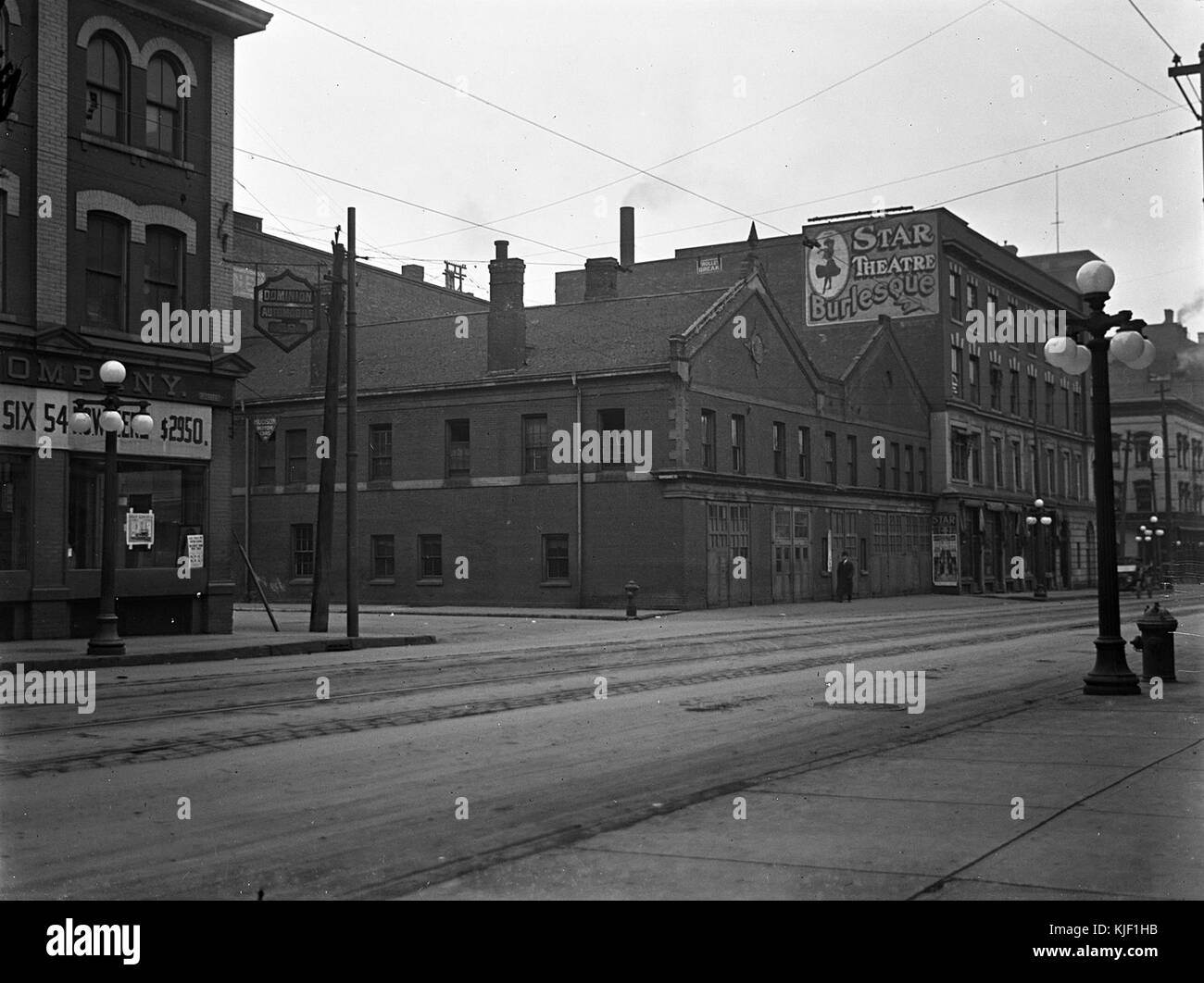Bay St., dal lato est, guardando a sud dal nord della temperanza San, Toronto, Ont., 1913 Foto Stock