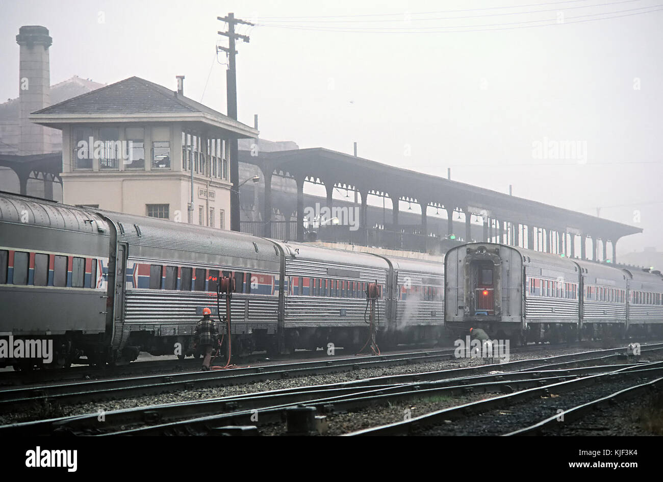 Due Amtraks a Oakland, CA nel dicembre 1980 3 foto (31244234655) Foto Stock