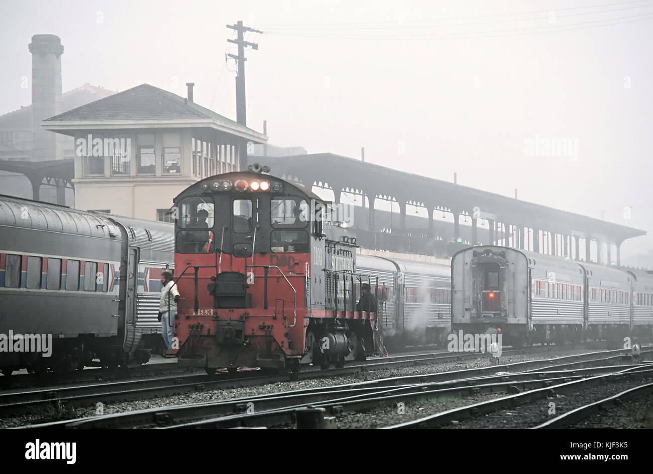 Due Amtraks a Oakland, CA nel dicembre 1980 3 foto (31244233465) Foto Stock