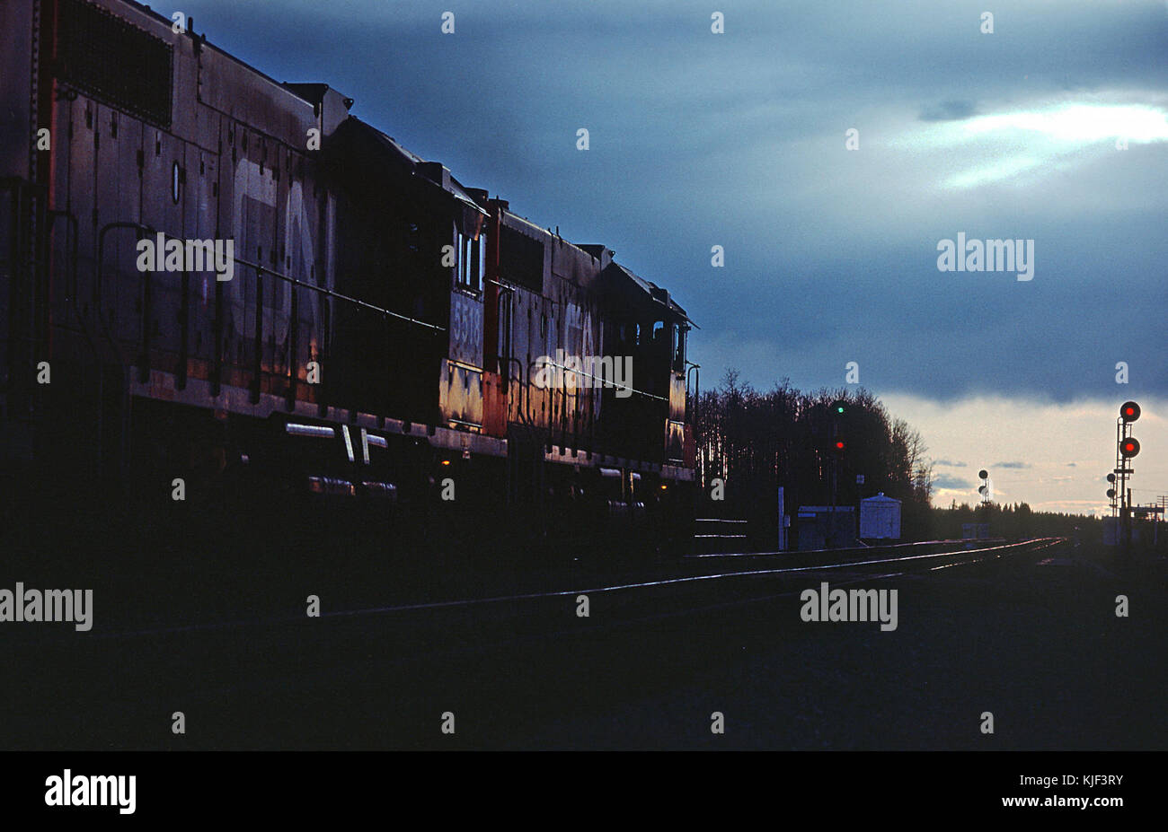Le foto dell'ora blu di Roger Puta catturano l'illuminazione unica del periodo crepuscolo, mostrando paesaggi mozzafiato e paesaggi urbani. La sua fotografia mette in risalto l'interazione tra luce e ombra durante il passaggio dal giorno alla notte. Foto Stock