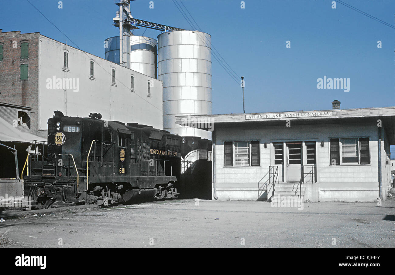 Norfolk e Western 681 (GP9) (ex atlantico e Danville Ry) a Suffork, va il 24 novembre 1968. (27689623966) Foto Stock