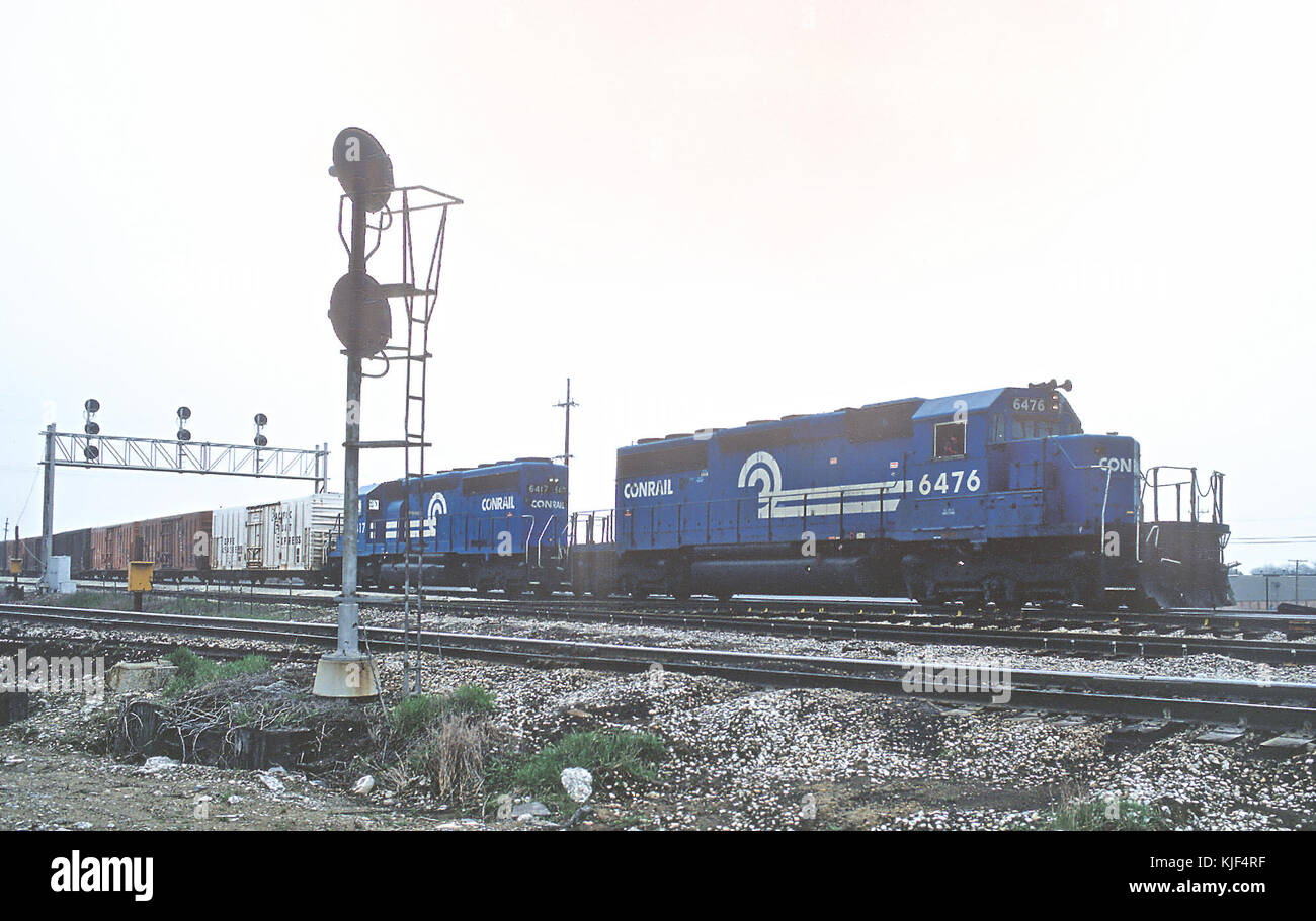 XCR SD40 2s 6476 e 6417 nei pressi del CNW condizione cantieri di aprile 1985 (29488203710) Foto Stock