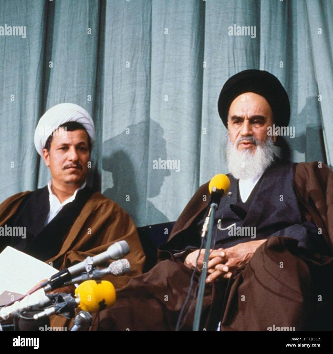 Akbar Rafsanjani con Ruhollah Khomeini nell annuncio di Mehdi Bazargan's primership Foto Stock