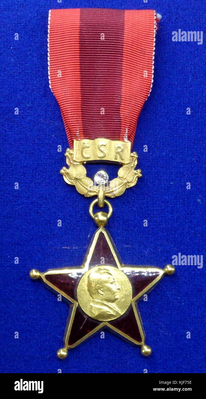 Questa immagine raffigura il lato dritto del distintivo dell'ordine di Klement Gottwald, assegnato in Cecoslovacchia tra il 1955 e il 1960, a simboleggiare il riconoscimento per il servizio eccezionale. Foto Stock