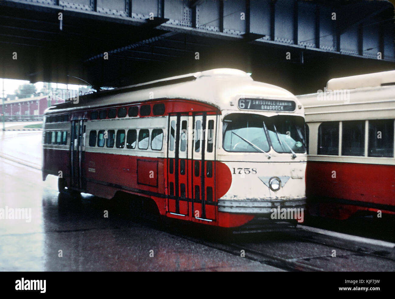 PAAC PCC 1758, 67 SWISSDALE RANKIN BRADDOCK auto sotto Rankin Ponte a Talbot Ave, in Rankin, PA. Il passaggio di un auto 65 il 1 settembre 1965. (26254046584) Foto Stock