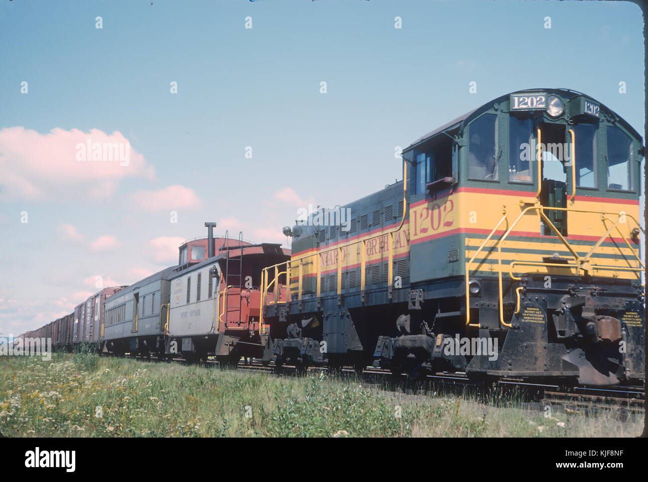 Ontario Nord ALco S2 1202 attorno al giovane di combinare 703 e il caboose 107 su reaer del treno misto 411 all estremo sud estremità del cantiere, North Bay, su il 7 settembre 1965 (34242517861) Foto Stock