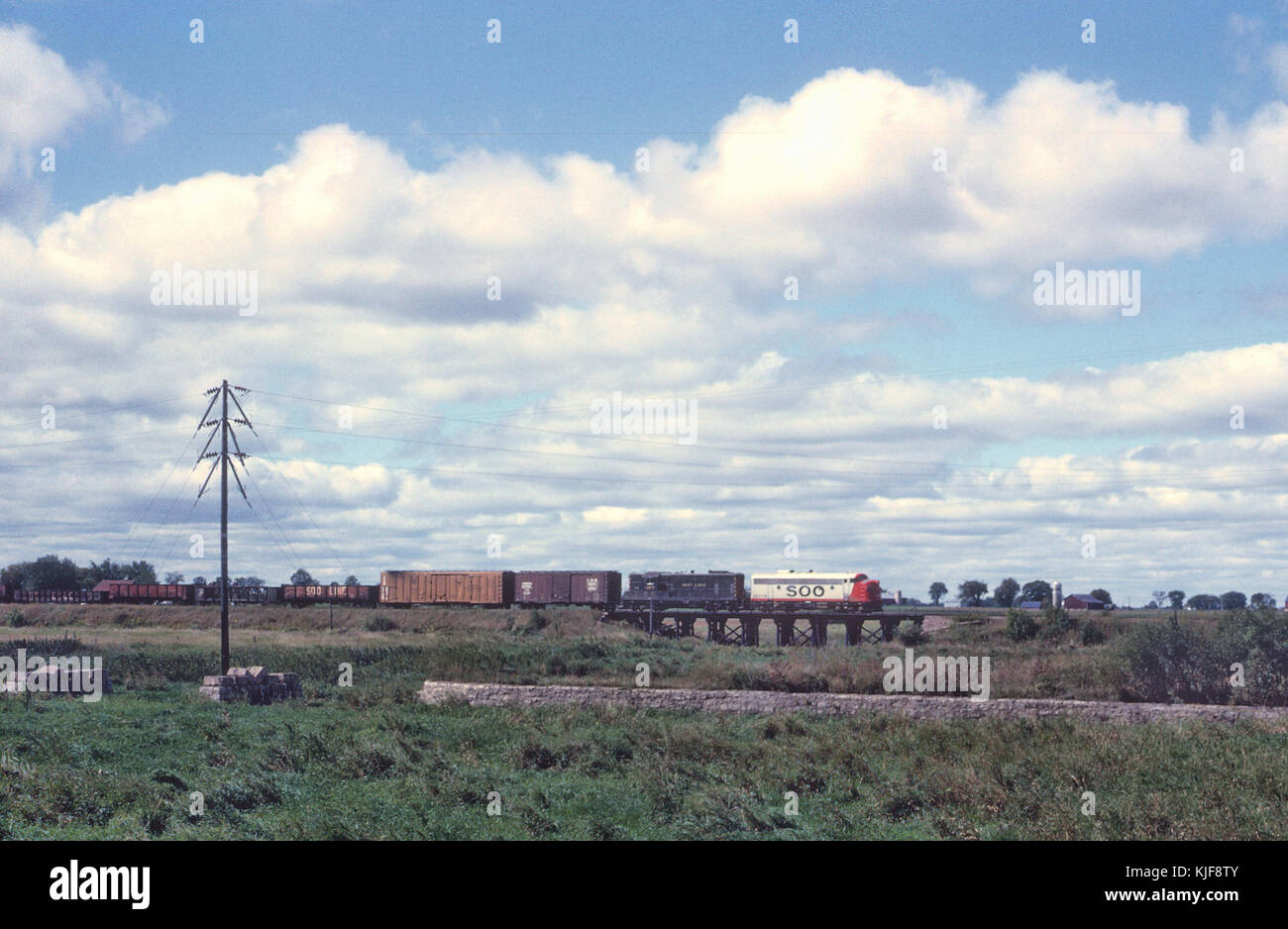 SOO F7A 2227B sul Marshfield Wisconsin Rapids, WI ramo con un reefer sia pieno di o andando per il caricamento di burro o formaggio in ottobre 1964 (34317957312) Foto Stock
