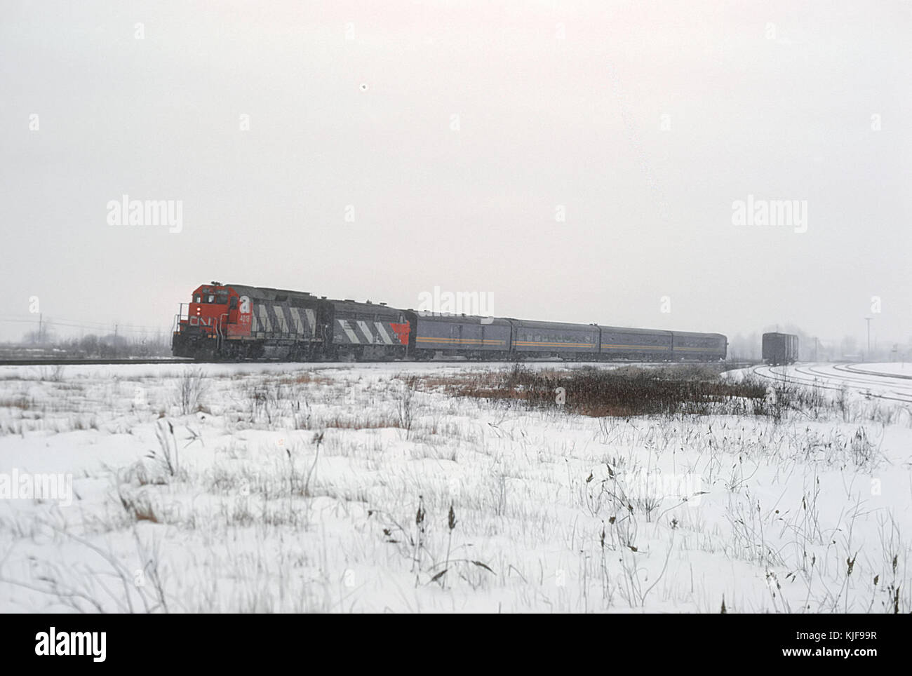 CN 4016 (GP40) e 6793 (CQP4) in direzione est a Coteau Jct. Il treno è venuta fuori la Alessandria sub da Ottawa e sul Kingston sub a continuare a Montreal nel marzo 1980 (34570569320) Foto Stock