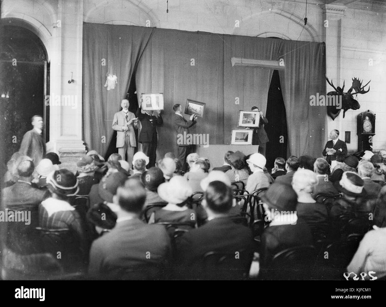 Casa Loma, una dimora storica a Toronto, Canada, è stata presentata in una vendita all'asta. Il significato storico e il grande design della struttura lo rendono un punto di riferimento chiave nell'architettura canadese. Foto Stock