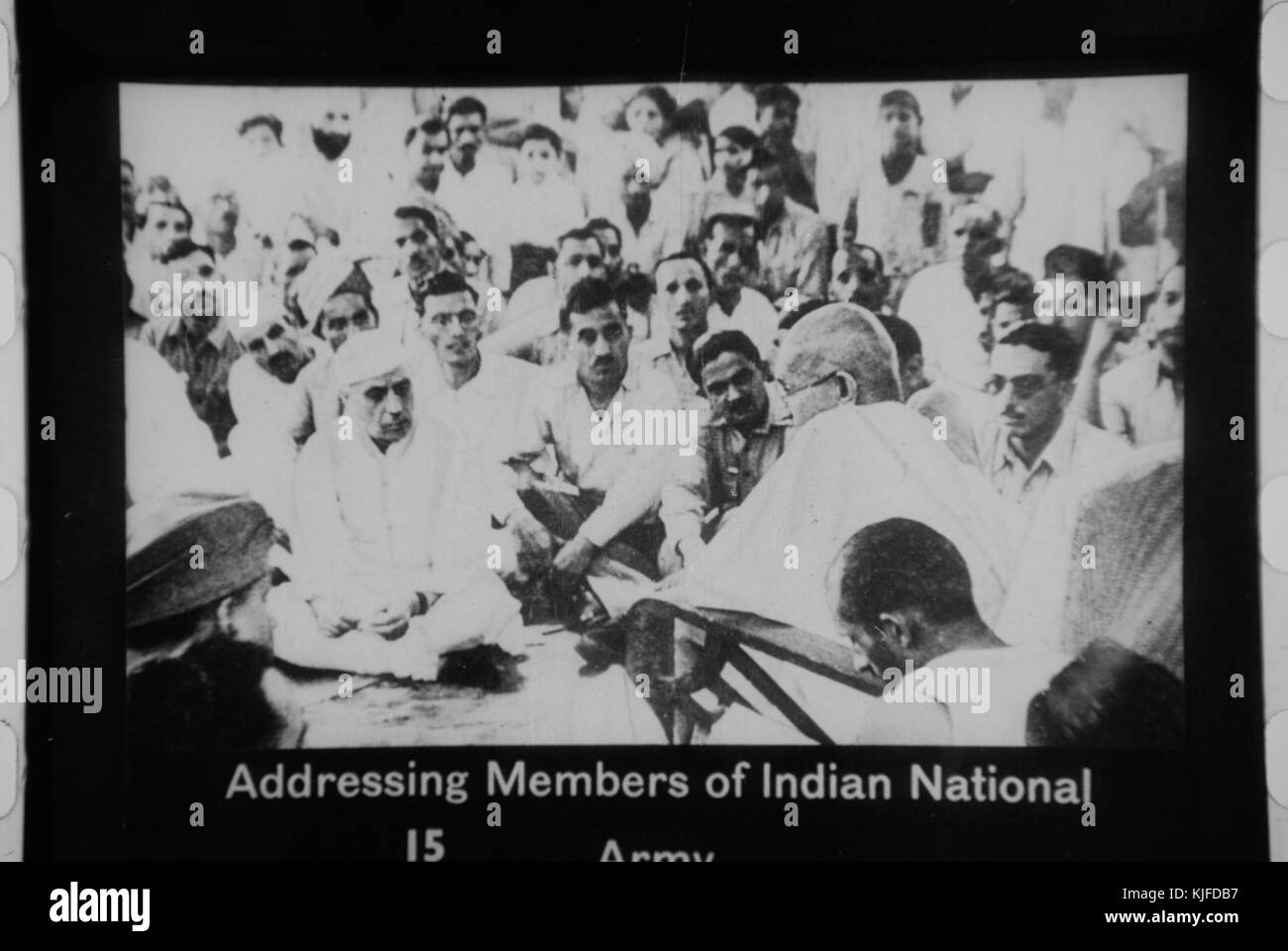 Mahatma Gandhi si rivolge ai membri dell'esercito nazionale indiano, un momento cruciale nel movimento indipendentista indiano. L'evento simboleggia i suoi sforzi per mobilitare il sostegno alla libertà e all'autodeterminazione dell'India. Foto Stock